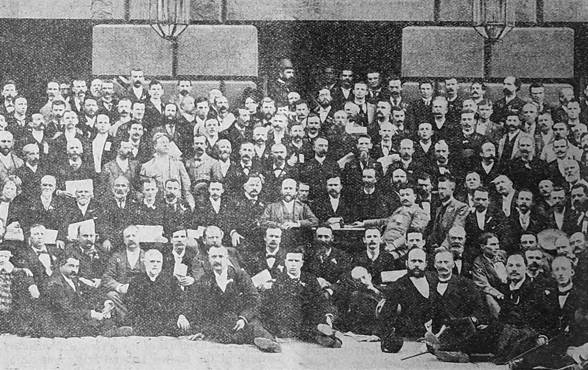 Group photograph of several hundred men, seated and standing in rows, at the first national single tax conference